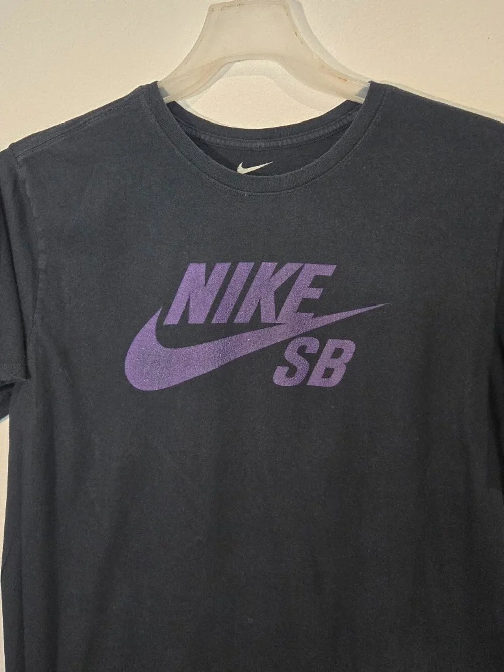 NIKE SB T-shirt Size L Black Purple logo Gently